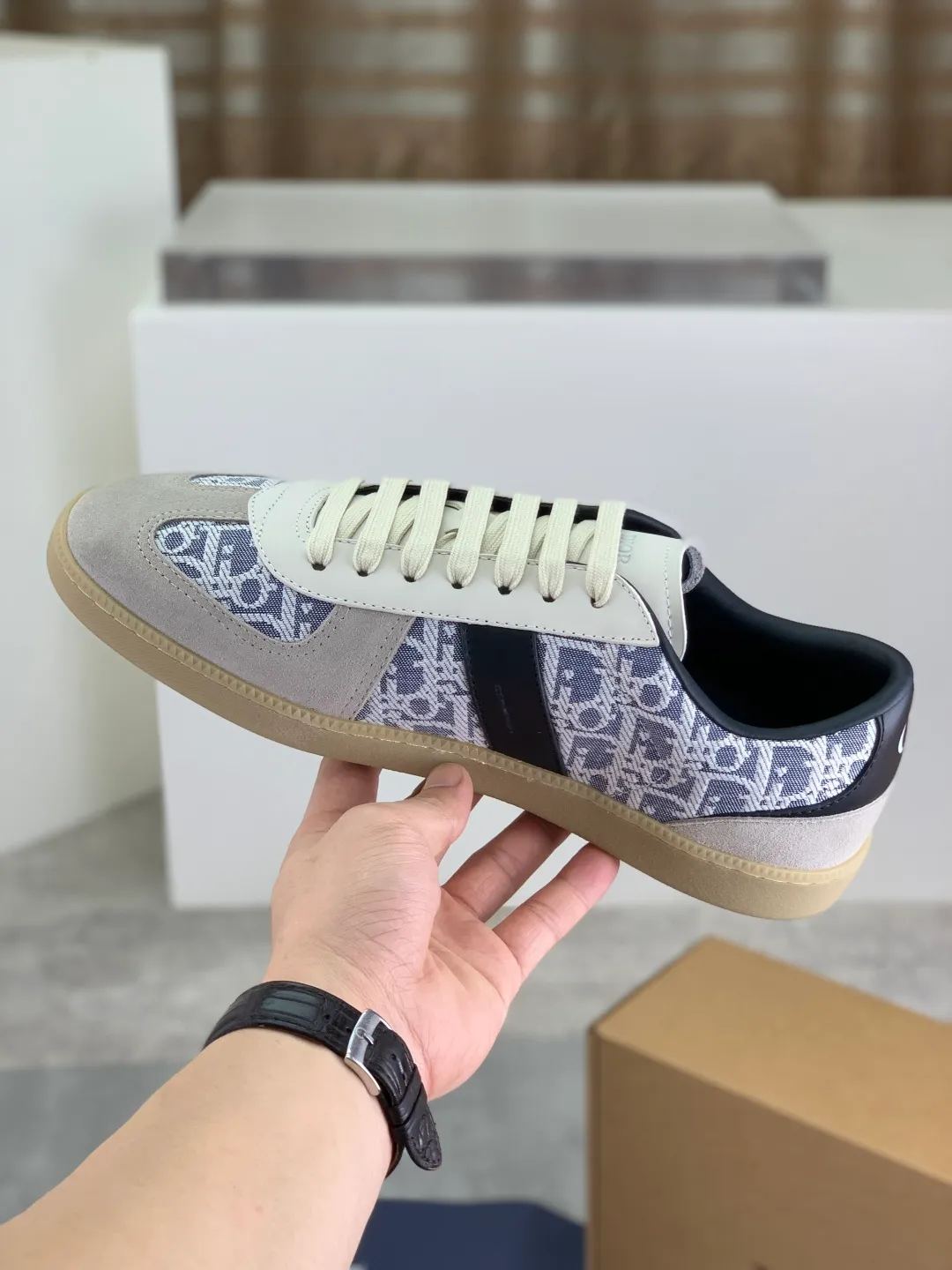Men's men's shoes 💰P542 New Dior B01 top version of moral training shoes! ! ! White first-layer cowhide, fully oiled upper, original TPU molded outsole. New to the Fall 2025 collection, this sneaker marks the return of Dior’s classic style, reinterpreted in a stylish and elegant silhouette. Crafted from white smooth first-grain cowhide with a tonal silk sheepskin lining, it features the Dior logo on the tongue and inner sides, and a CD icon on the heel. Paired with Tpu anti-slip soles of the same color, it can be matched with various styles to create a sophisticated look.  Code number: 39-45 Complete package with airplane box